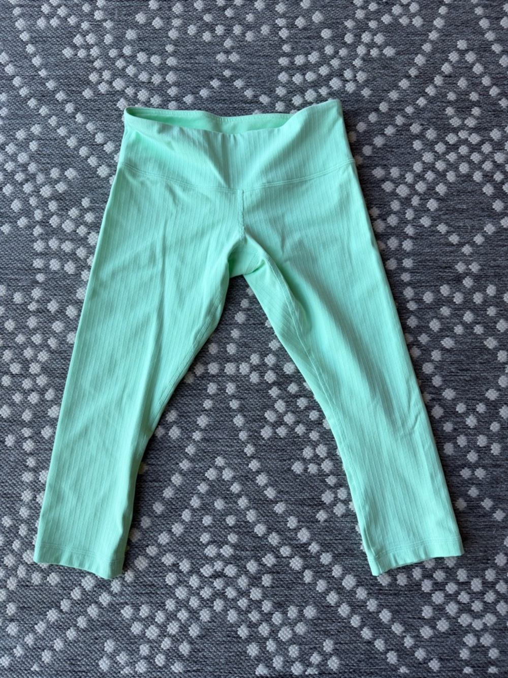 Lululemon Capri T3 Leggings Size 6 women’s spring green athletic yoga athletic